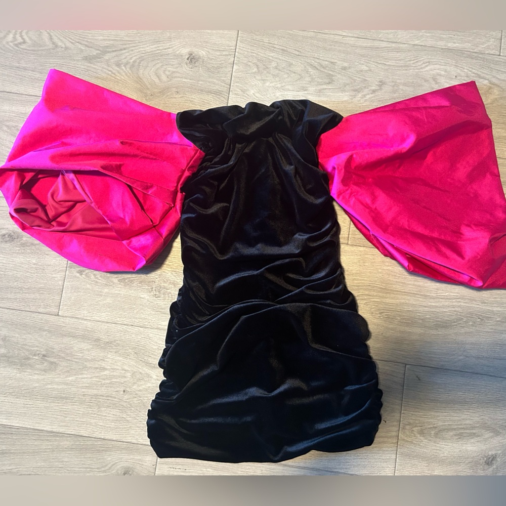 ASOS LUXE velvet dress with extreme satin sleeve in black and pink - Picture 5 of 7
